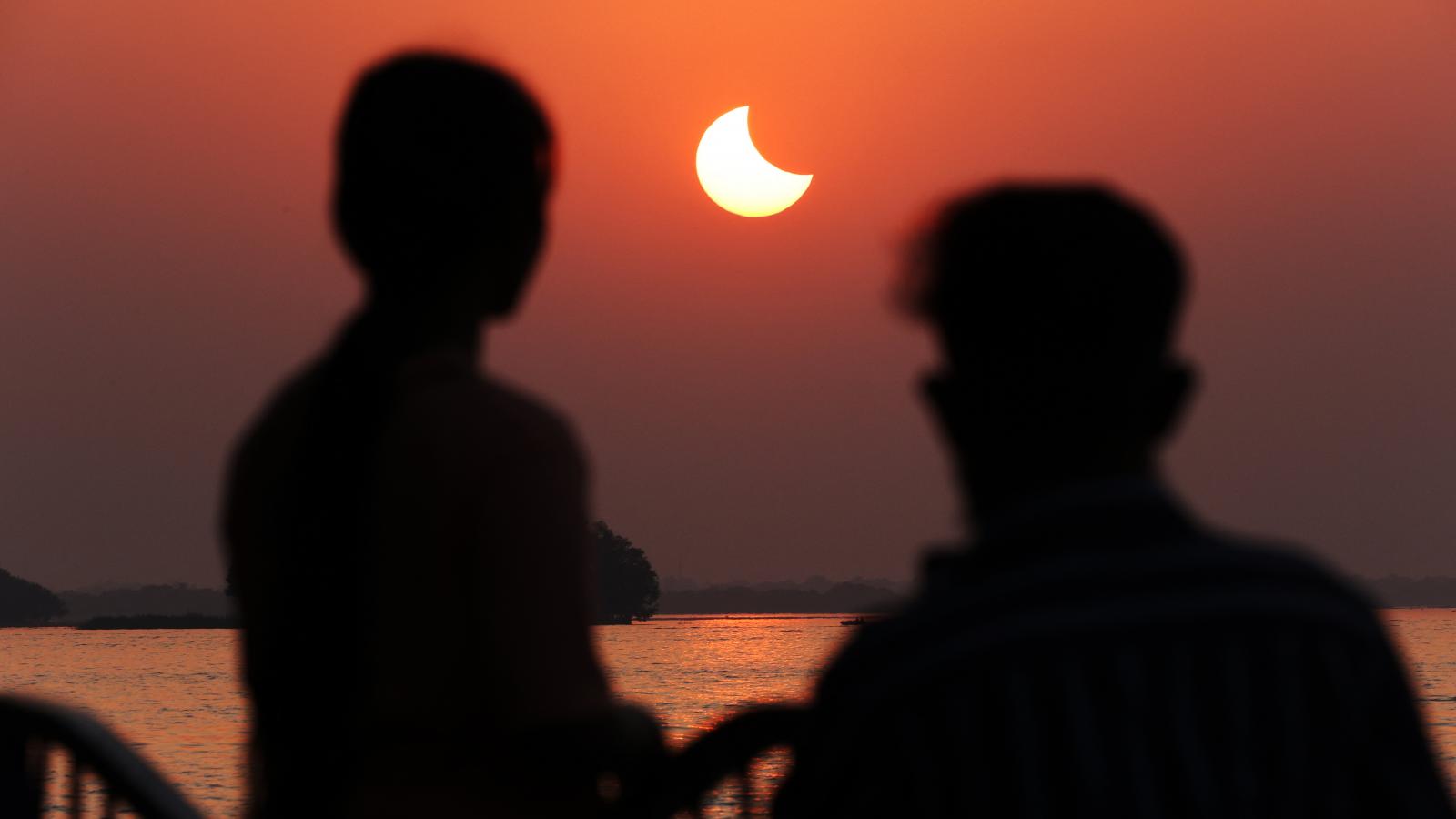 Az együttállás, amelynek során a Hold a Föld és a Nap közé kerül