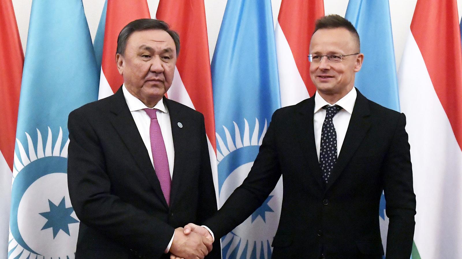 Szijjártó Péter
külügyminiszter
fogadja a
Türk Államok
Szervezetének
főtitkárát, a kirgiz
Kubanicsbek
Ömüralijevet. A
magyar kormány
szövetségesei
diktatúrák és
féldiktatúrák