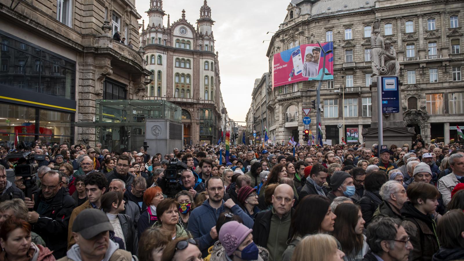 Tüntetők kedden a Ferenciek terén. Pár nap múlva ismét vonulhatnak