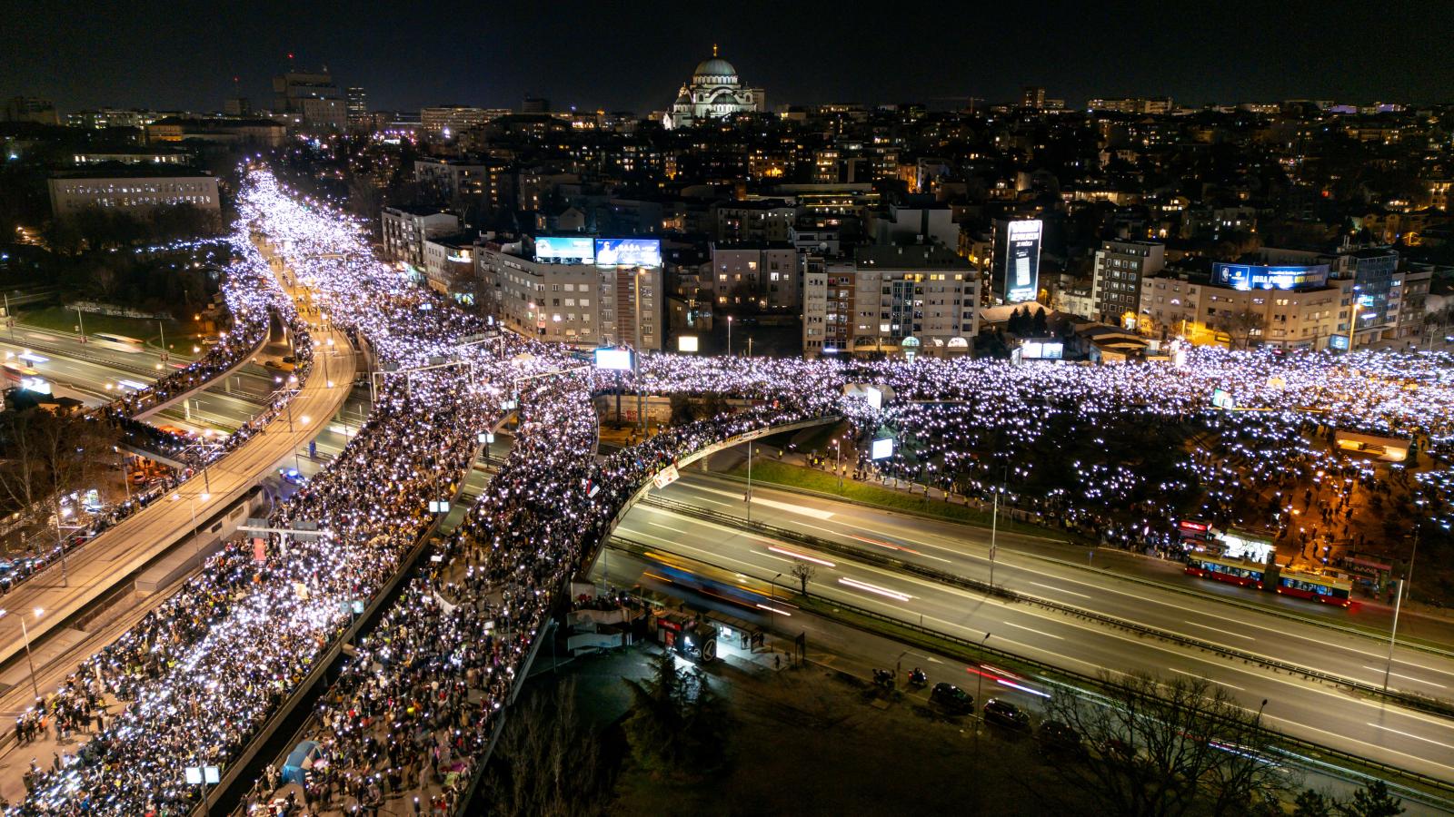 Kép a szerb diákok március 15-i belgrádi tüntetéséről, tüntetéséről. Az elnök tudja, hogy nem képes ekkora tömeget az utcára hívni