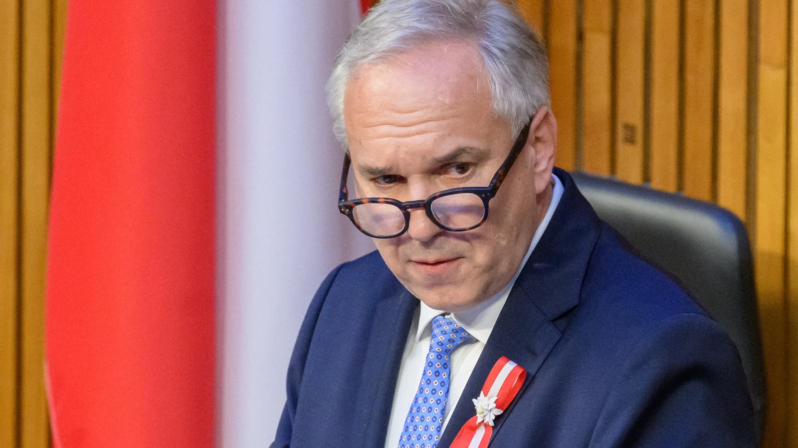 Első külföldi vendégeként Rosenkranz az Ausztriában diktátornak tartott Orbán Viktort hívta meg, és tárgyalásaikon csak szabadságpárti képviselők vehettek részt