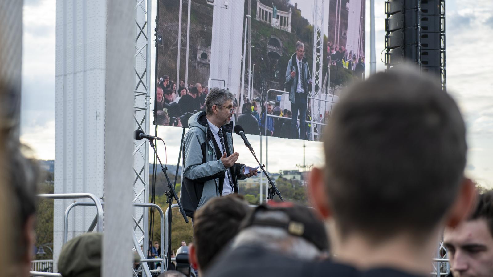 Hadházy Ákos az Erzsébet hídon április 1-jén