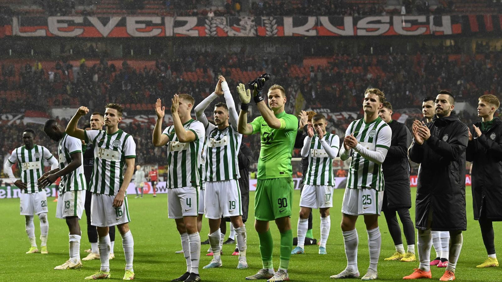 A ferencvárosi játékosok megköszönik a szurkolást a Leverkusen - Ferencváros mérkőzés után a leverkuseni BayArenában 2023. március 9-én 