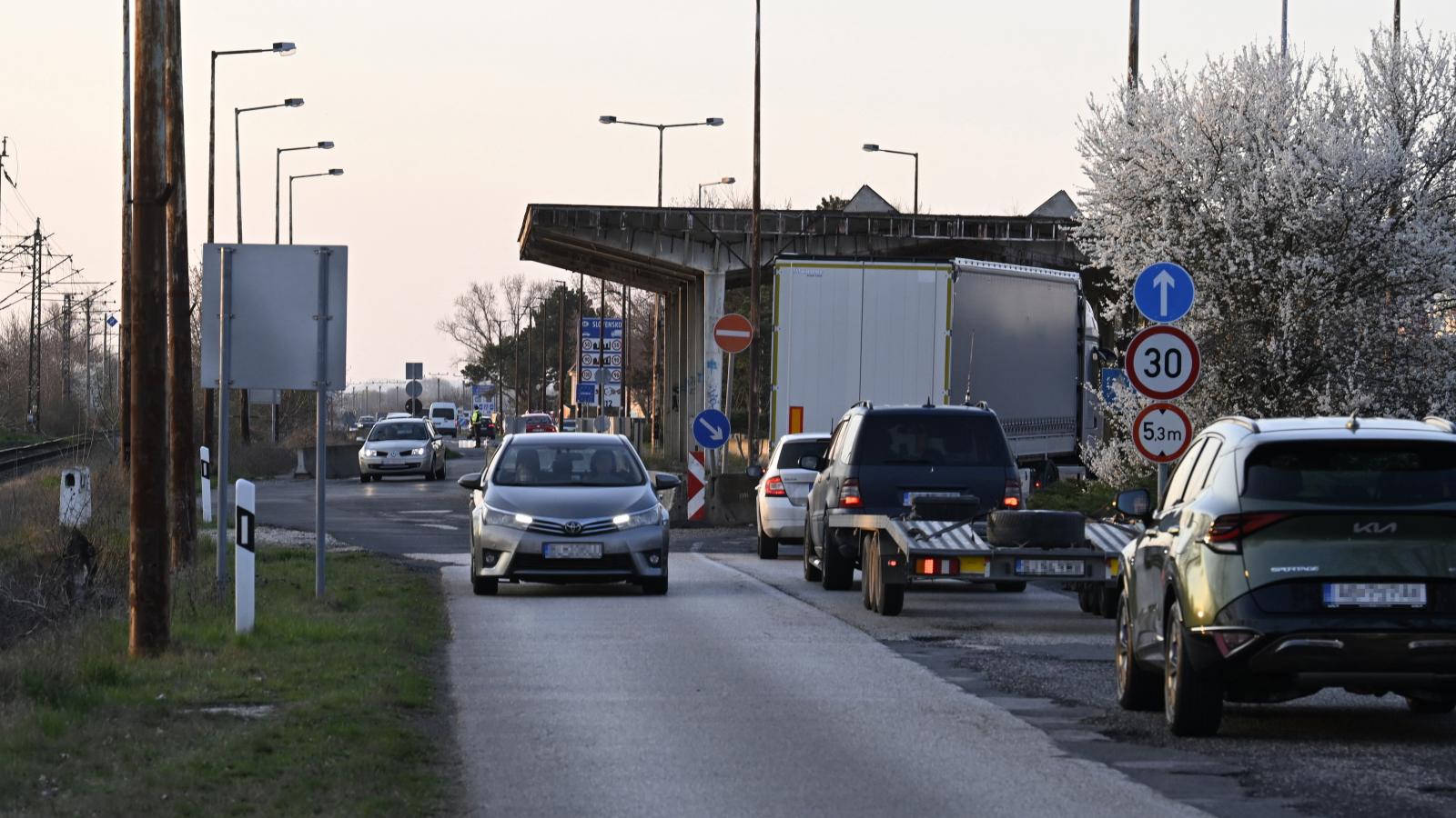 A rajkai kishatárátkelő Magyarország és Szlovákia között március 27-én 