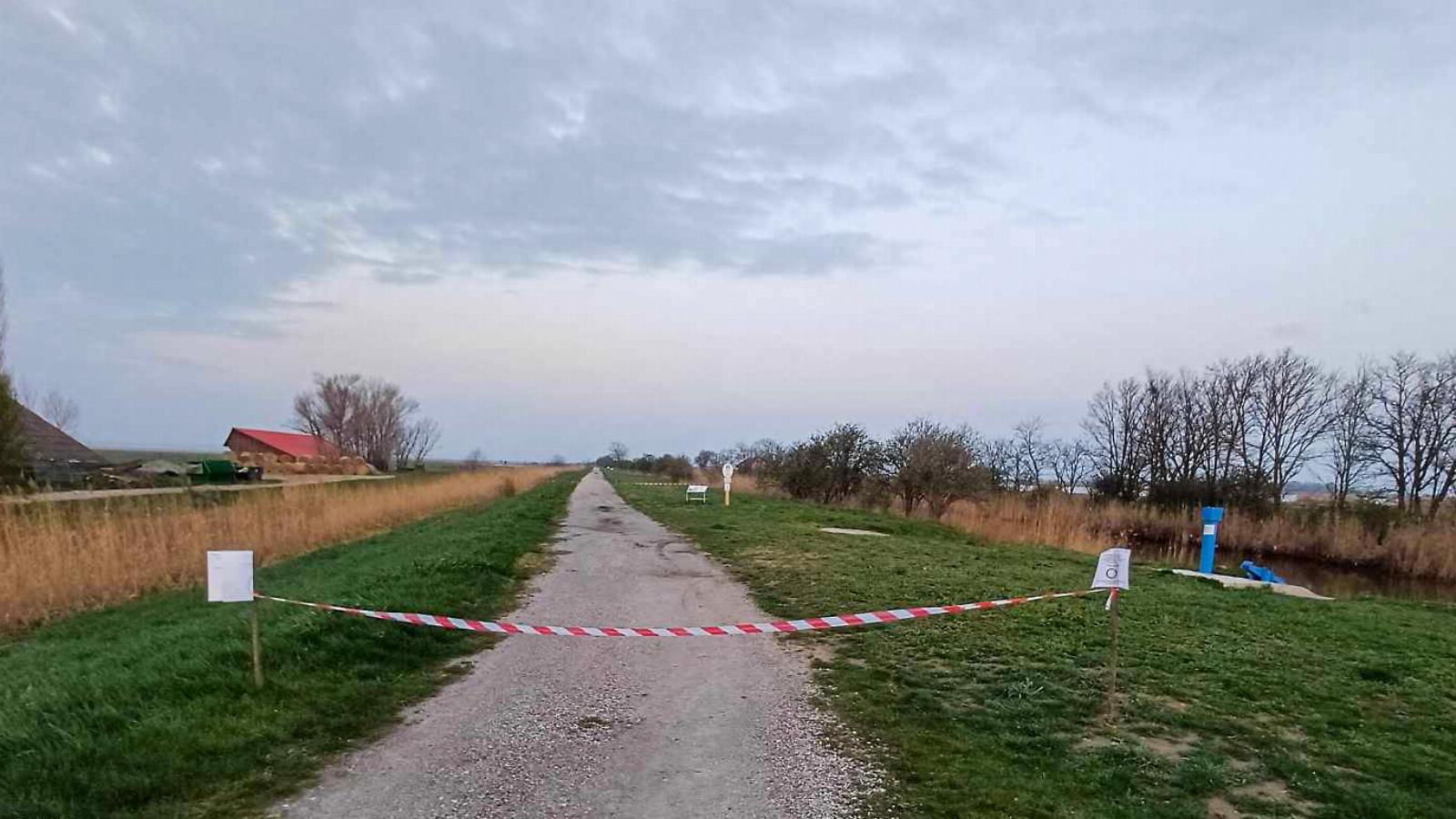 A Fertő-Hanság Nemzeti Park egyik lezárt  bejárata április 9-én 