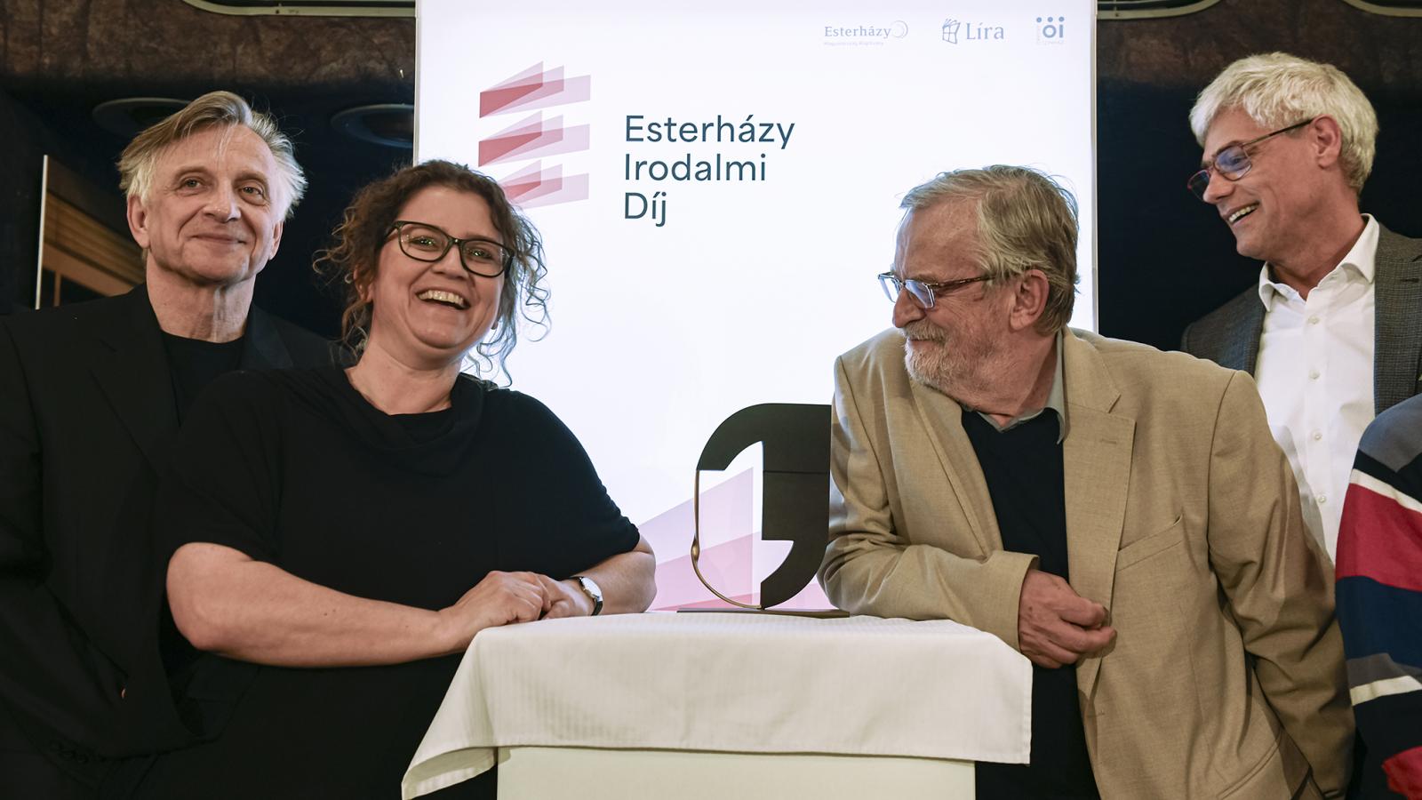 ;Mácsai Pál, Veiszer Alinda, Margócsy István zsűritagok, Béres István kuratóriumi tag s a Kelemen Zénó által tervezett és készített Aposztróf/Idézőjel
kisplasztika