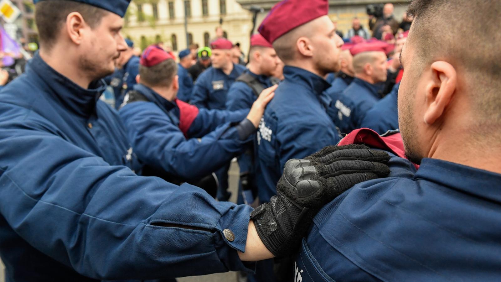 Illusztráció: Rendőrök a Lánchídnál tartott demonstráción április 14-én 