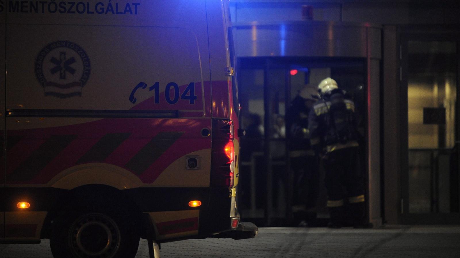 Mentőautó és tűzoltók a rendőrség fővárosi Teve utcai székházánál.  MTI Fotó: Mihádák Zoltán