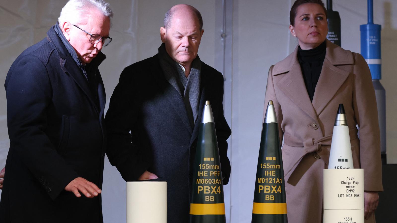A katonai kiadások gyakran pazarlóak és magas a korrupciós kockázatuk is (Armin Papperger, a Rheinmetall vezetője, Scholz kancellár és Mette Frederiksen dán kormányfő)