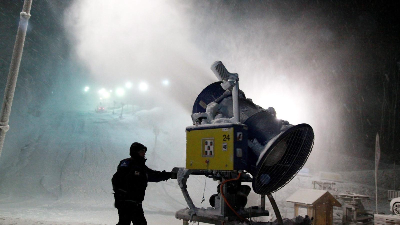 Folyamatosan dolgoznak a hóágyúk az eplényi Nordica Síarénában 2014. december 27-én. MTI Fotó: Nagy Lajos