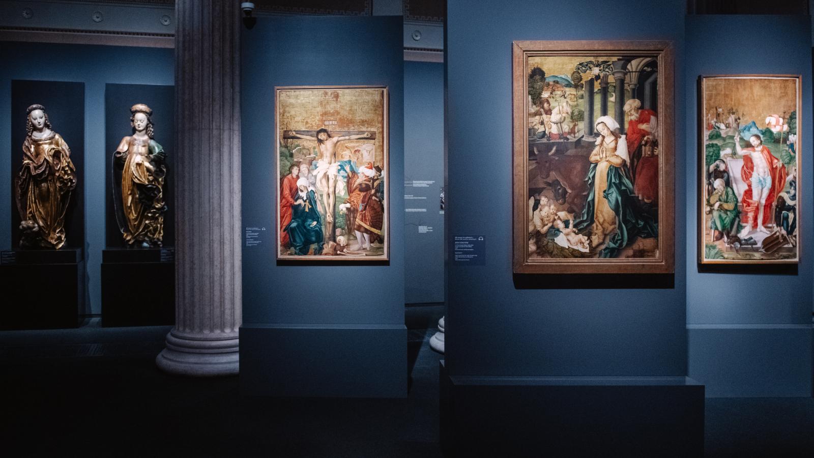 Kálvária, Jézus születése (Hontszent­antalról) és Feltámadás: a keresztény hitvallás lényege. A háttérben Alexandriai Szent Katalin és Szent Borbála szobra