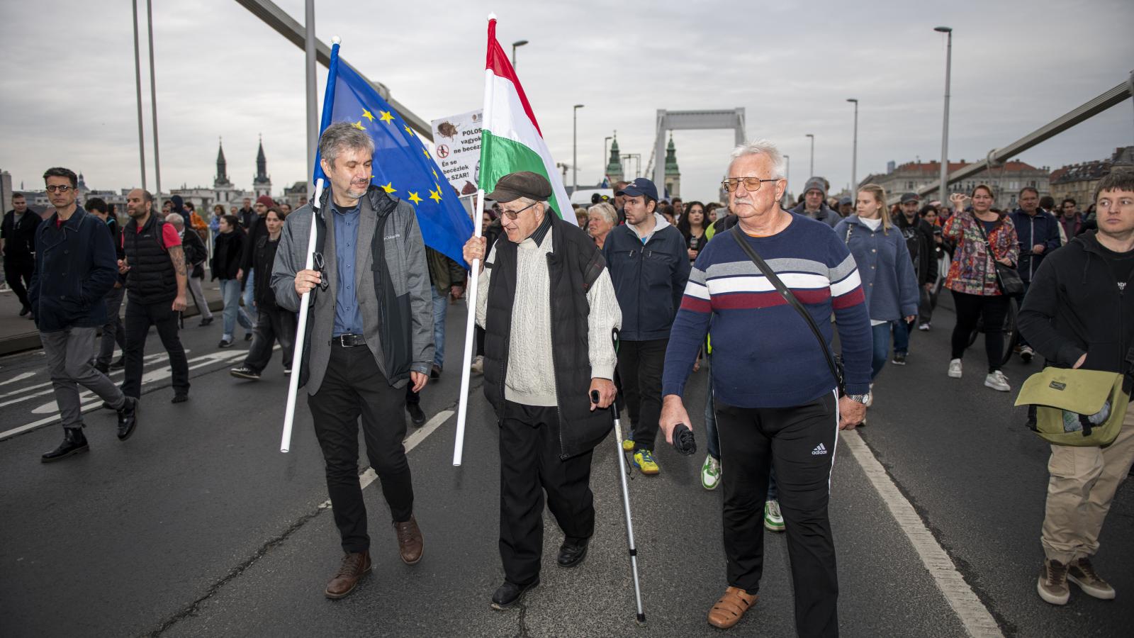 Hadházy Ákos az Erzsébet hídon április 15-én 