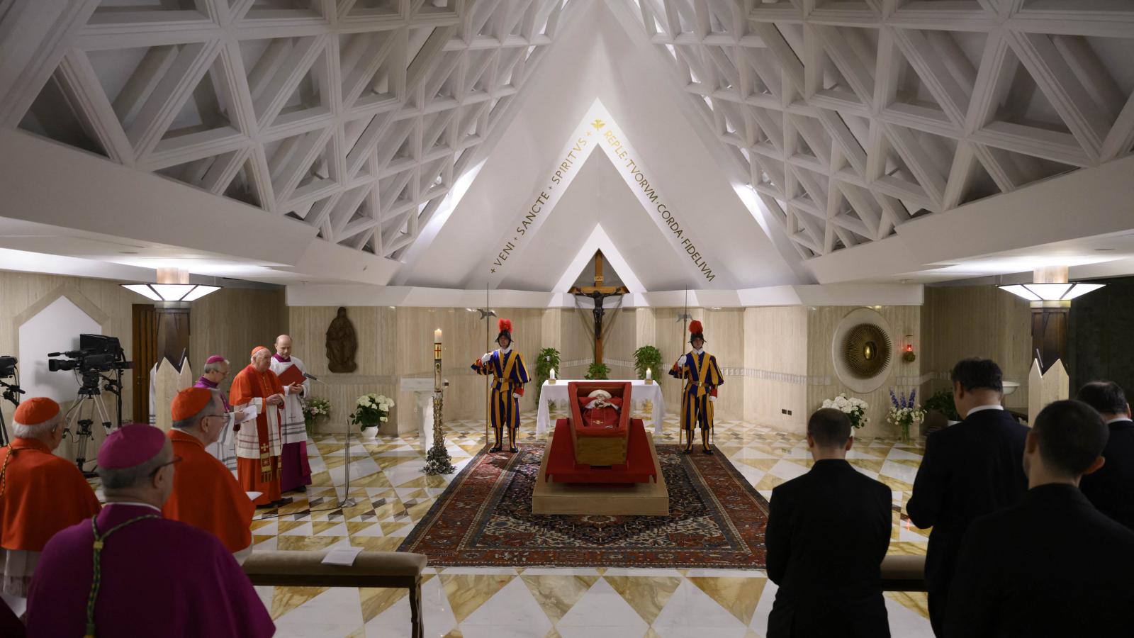 A Szent Márta-házból viszik Ferenc pápa koporsóját a Szent Péter-bazilikába