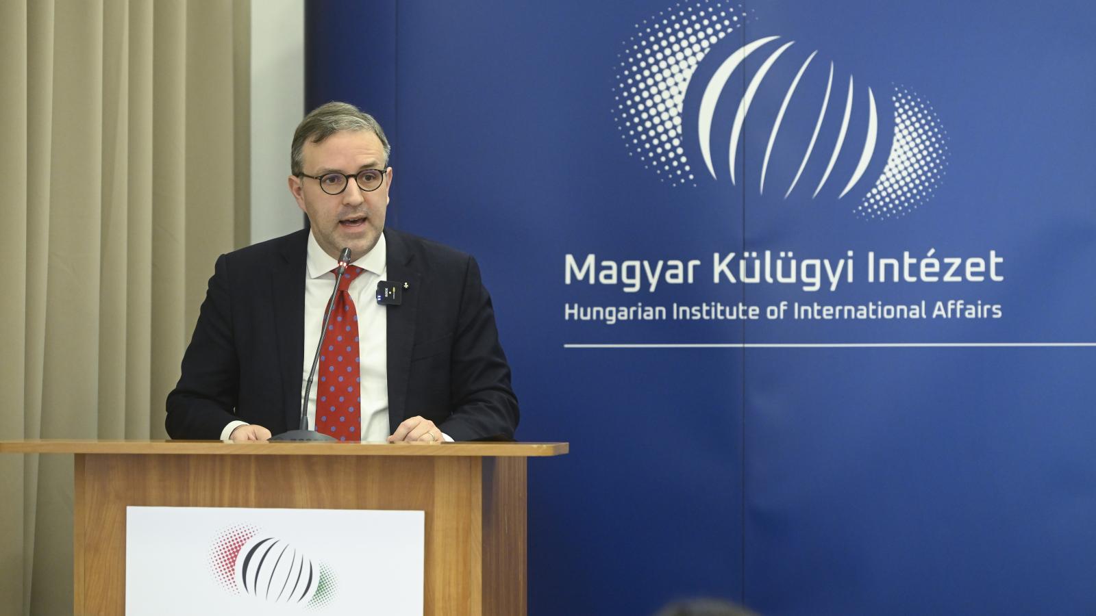 Gladden Pappin, az MKI elnöke A csatlakozás ára: Ki fizeti meg Ukrajna EU-tagságát? címû tanulmányának bemutatóján Budapesten 2025. március 12-én