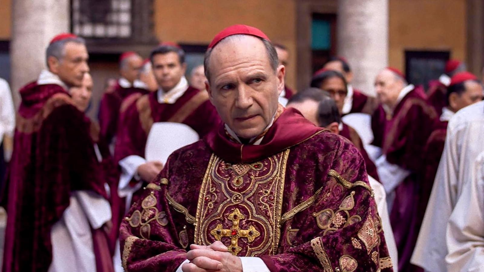 A Konklávé című film készítéséhez számos bíborossal és vallási tanácsadóval készült interjú szolgáltatott alapot, a szakértők szerint pontos képet ad a valóságról