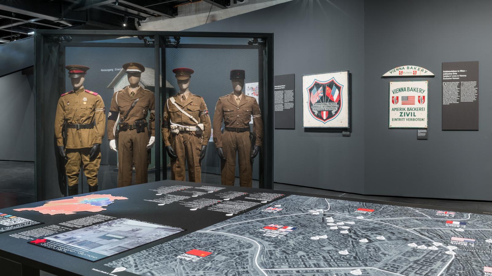 A tárlat egy elhallgatott évtizedről – az 1945–55 közötti időszakról szól – amikor a Szovjetunió, az USA, Nagy-Britannia és Franciaország – katonai, majd kulturális ellenőrzése alá vonta az osztrák fővárost;A Disney-féle Bambi filmre (amely az osztrák Fel