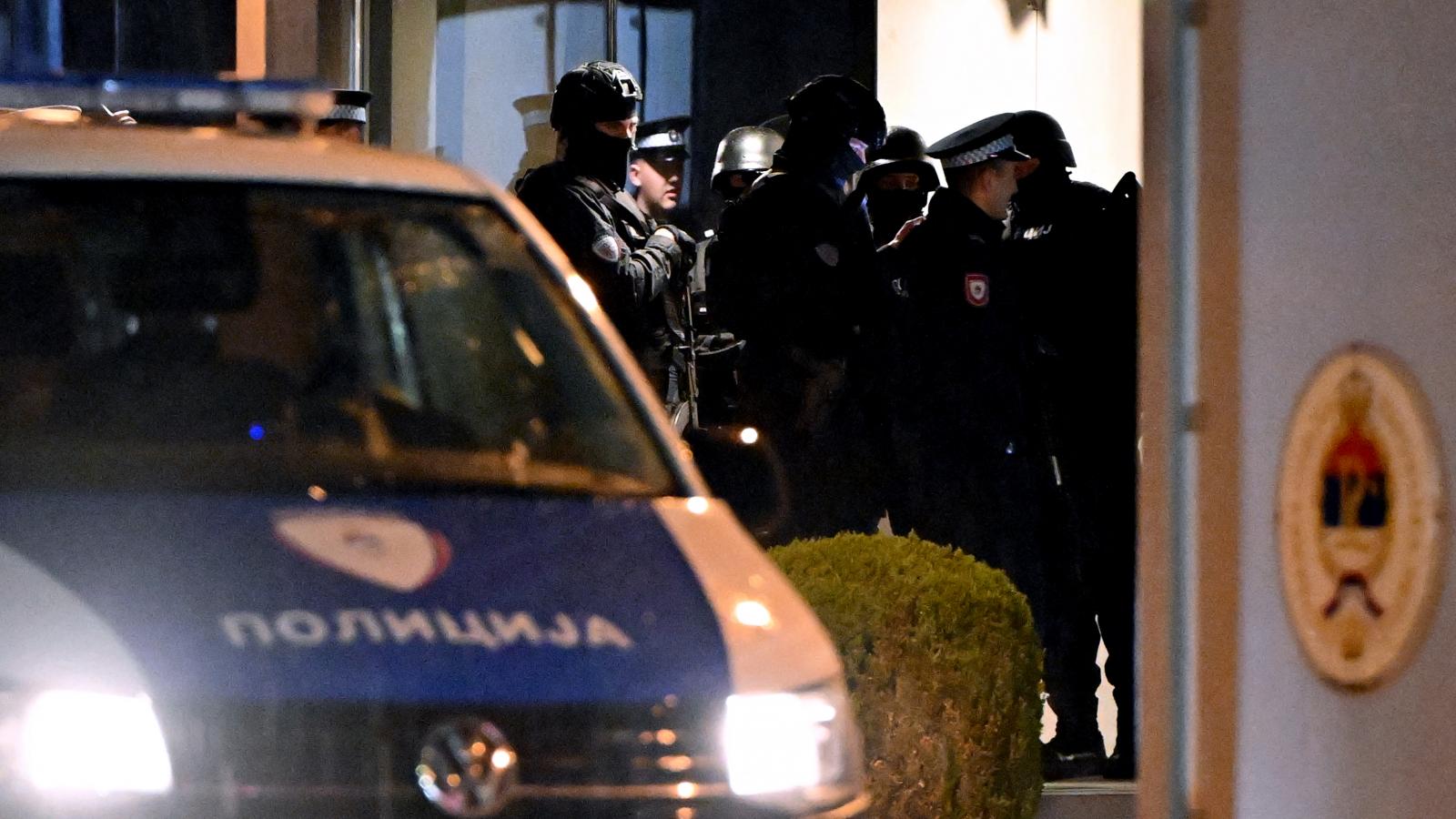 A Milorad Dodikot védő boszniai szerb rendőrök 2025. április 23-án Kelet-Szarajevóban