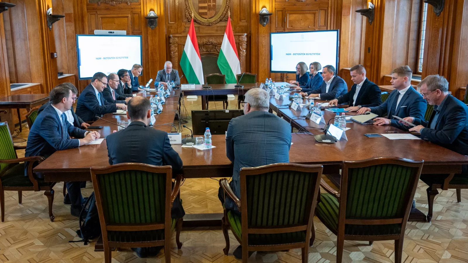 Nagy Márton egyeztet a biztosítók képviselőivel a Nemzetgazdasági Minisztériumban 2025. április 22-én