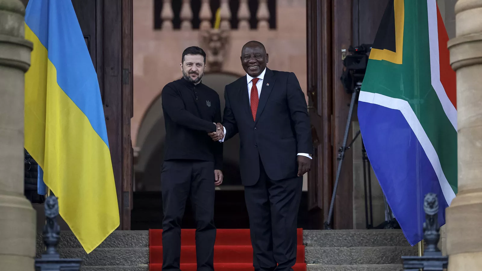 Volodimir Zelenszkij és Cyril Ramaphosa dél-afrikai elnök az ukrán elnök dél-afrikai látogatása során 2024. április 24-én