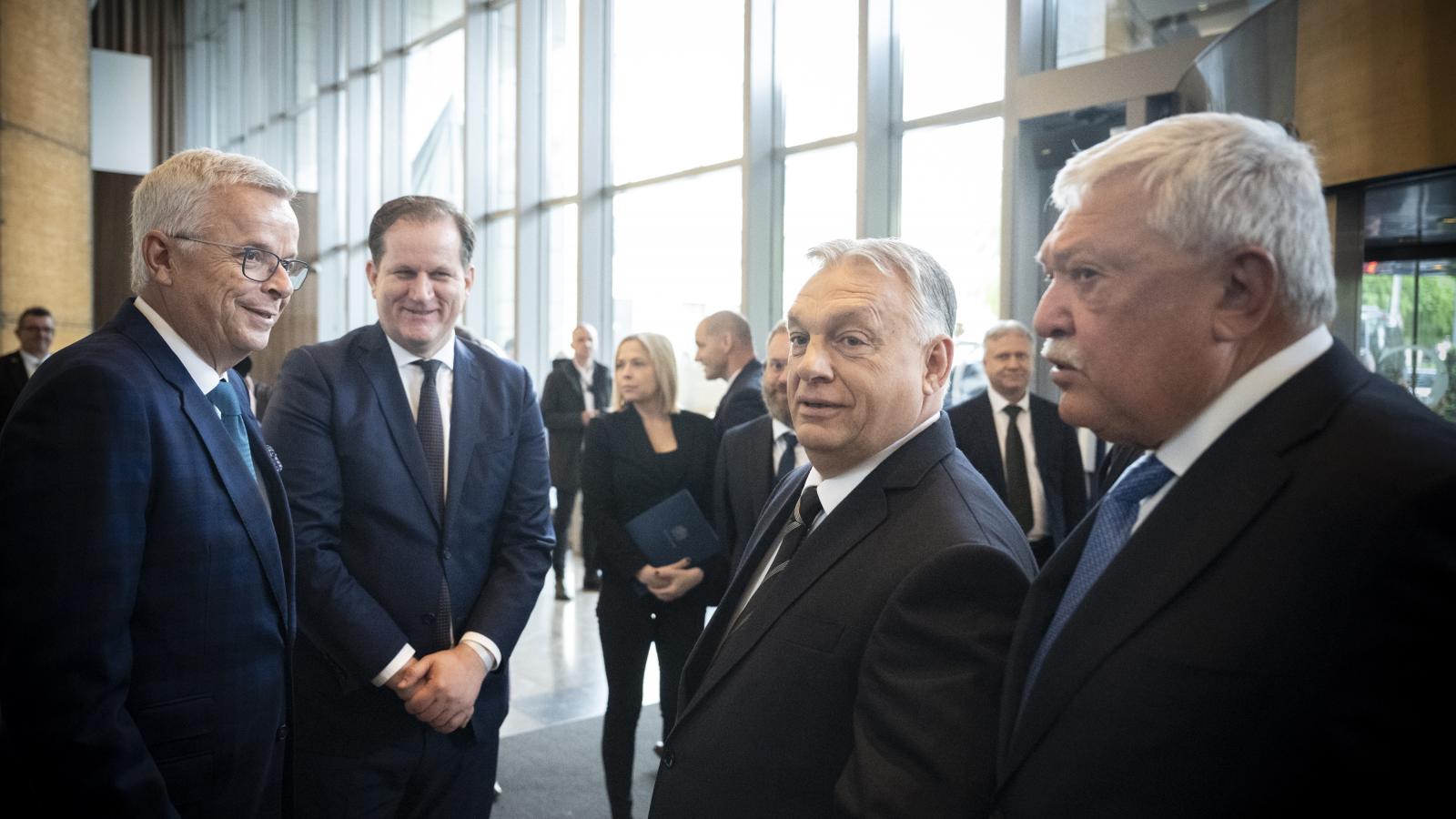 Orbán Viktor és Csányi Sándor, az OTP Bank elnök-vezérigazgatója az OTP közgyűlésén április 25-én