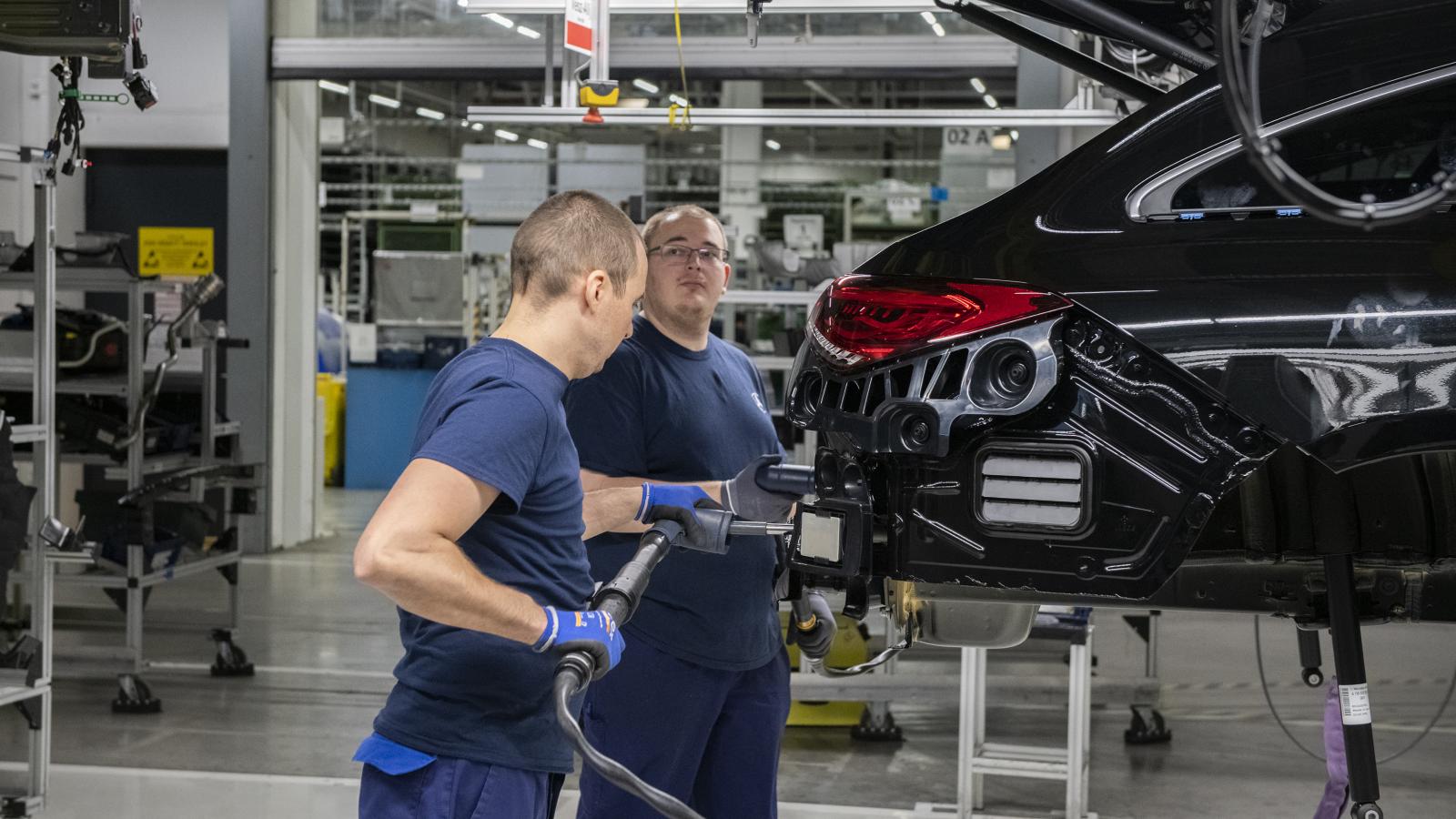 Munkások a kecskeméti Mercedes-gyárban 