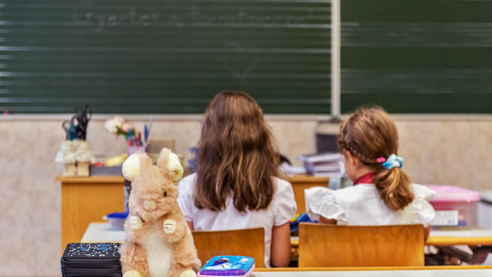 Diákok az első padsorban. Fiatalok nem nagyon oktatják őket
