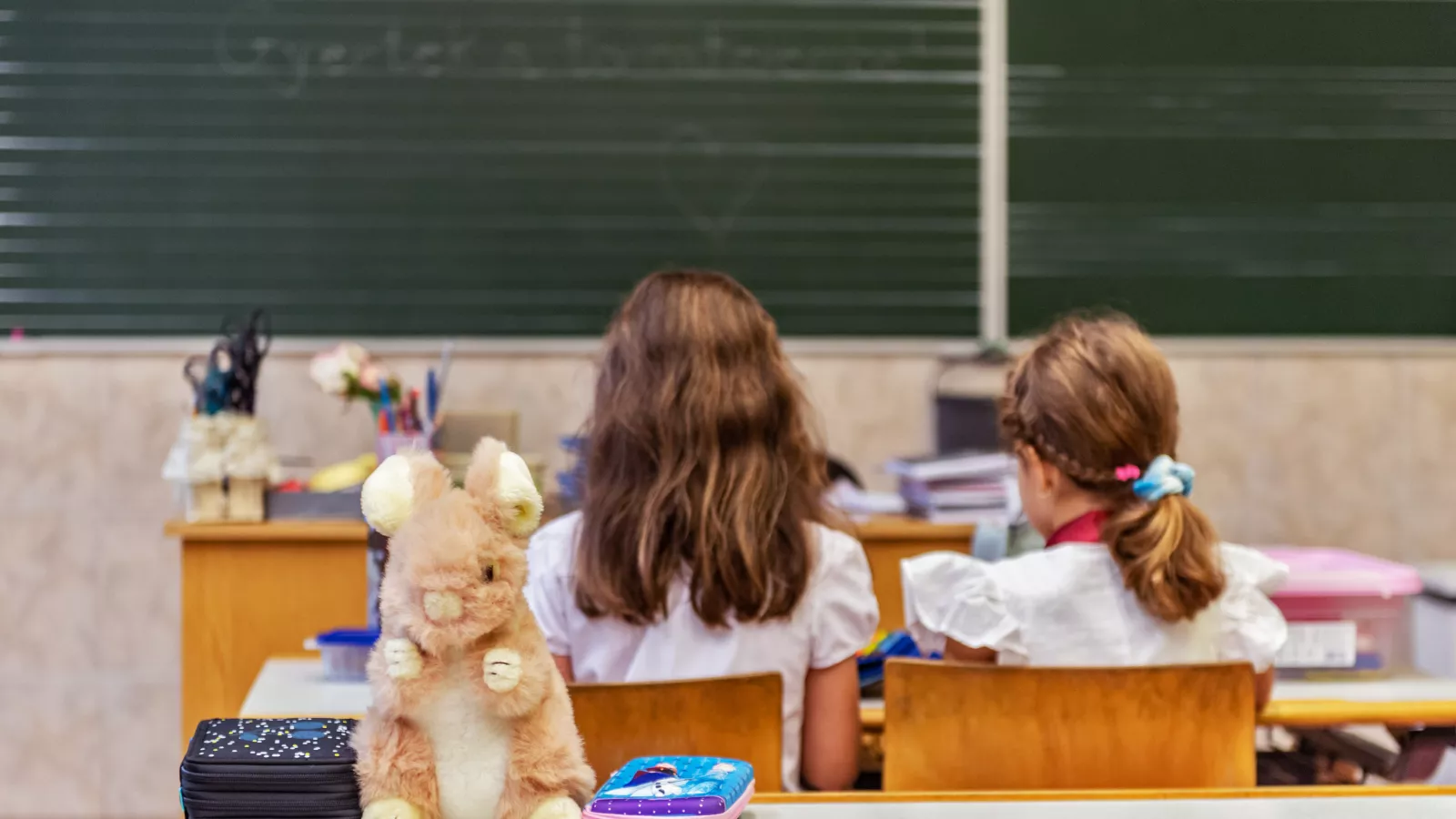 Diákok az első padsorban. Fiatalok nem nagyon oktatják őket