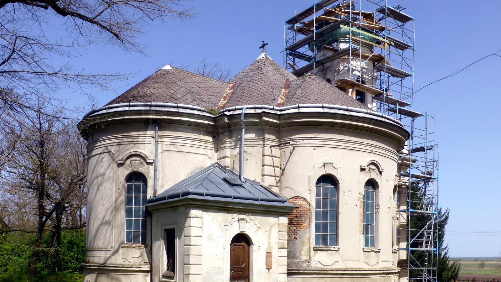 A sárhatvani – korábban hatvanpusztai – kápolna, amelyet Szávozd Emil emeltetett fia, Szávozd Imre emlékére, aki 1921-ben öngyilkos lett