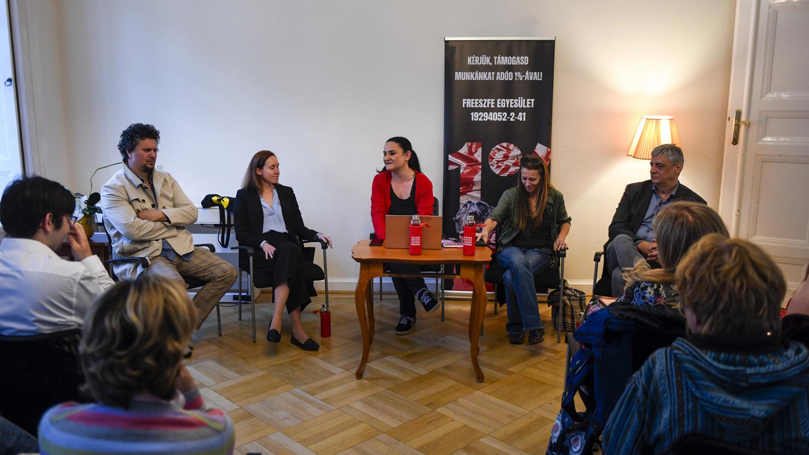 Nagy Ervin (Tisza Párt), Vajda Viktória (Momentum), Veszprémi Judit (Freeszfe Egyesület), Döme Zsuzsanna Suzi (Magyar Kétfarkú Kutya Párt) és Gréczy Zsolt (DK) a szakadék szélén álló független színházak megmentésének lehetőségeiről is beszélt