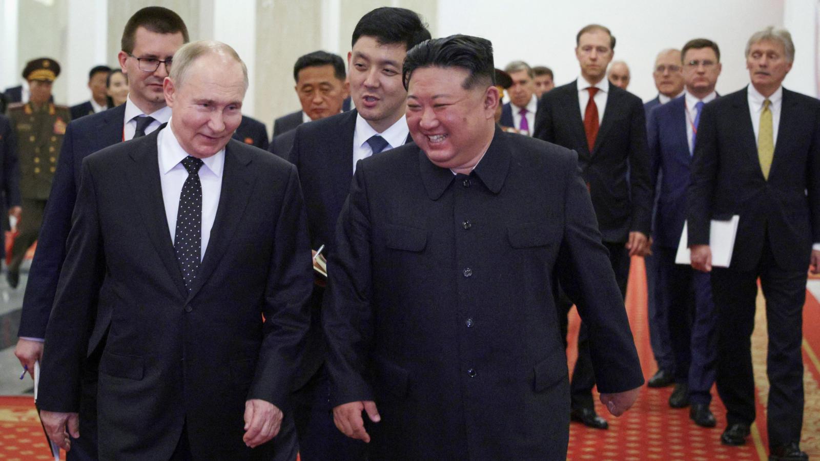Vlagyimir Putyin orosz elnök és Kim Dzsongun észak-koreai vezető Phenjanban, 2024. június 19-én