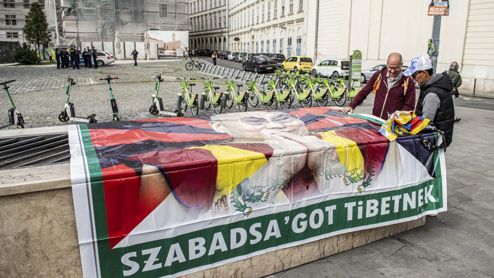 Tibetet Segítő Társaság tiltakozása a Deák téren Hszi Csin-ping kínai elnök budapesti látogatásának idején 2024. május 8-án