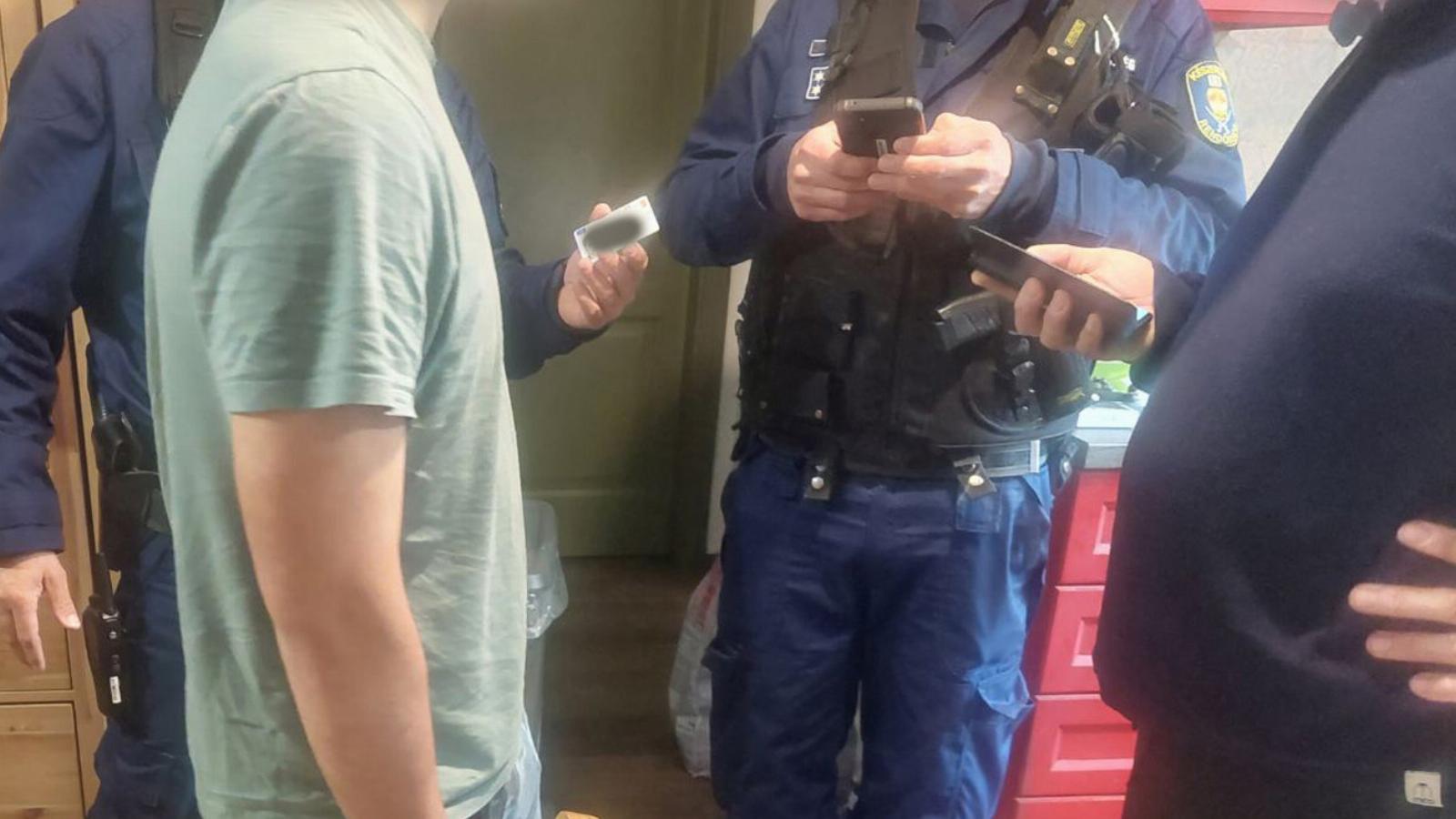 A fiatal letartóztatása