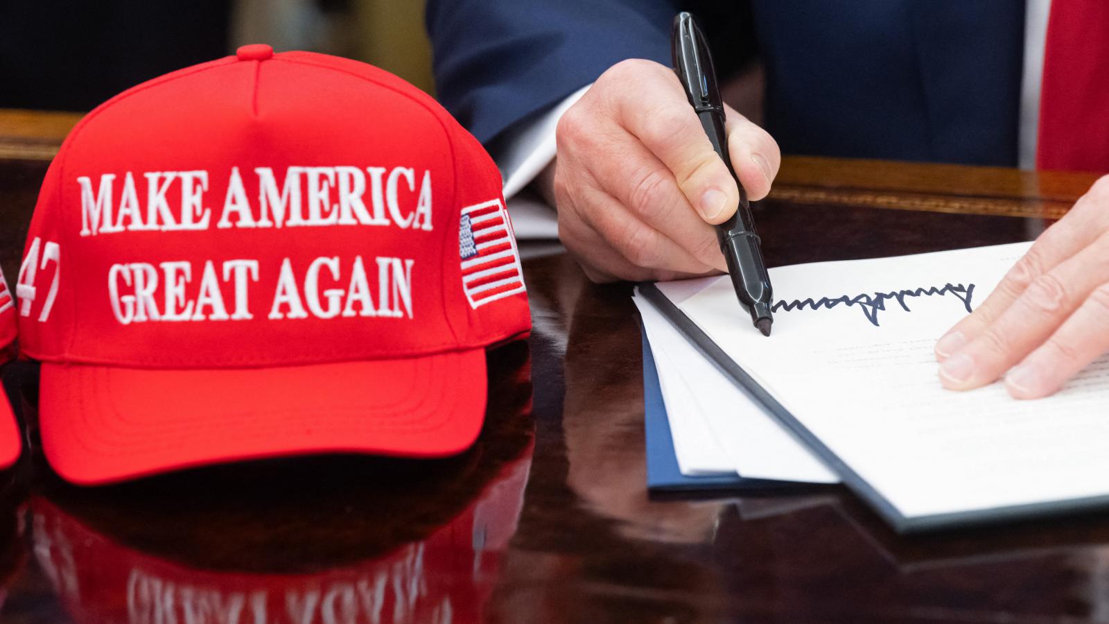 Az új adminisztráció első száz napja országszerte tiltakozásokat váltott ki. A Washington Post friss felmérése szerint csupán a válaszadók 39 százaléka elégedett Trump politikájával