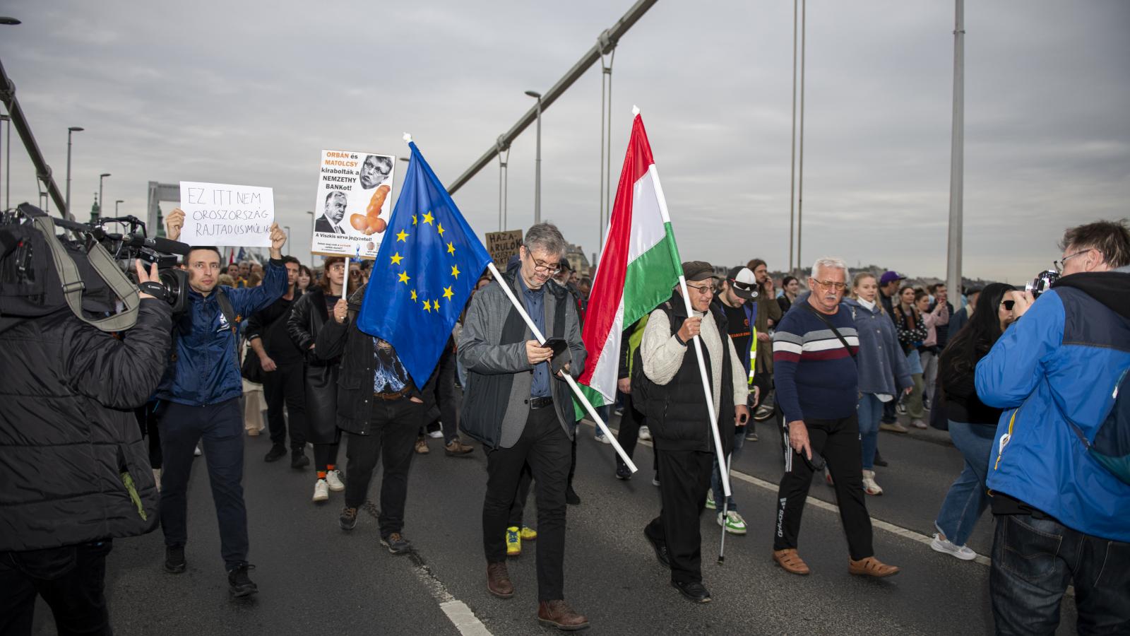 Hadházy Ákos tüntet a lezárt Erzsébet hídon április 15-én