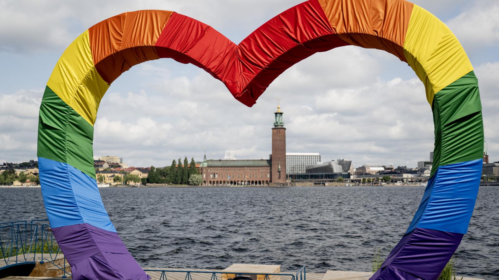 Illusztráció: A stockholmi városháza egy szivárványos szív mögött a 2024-es Stockholm Pride idején