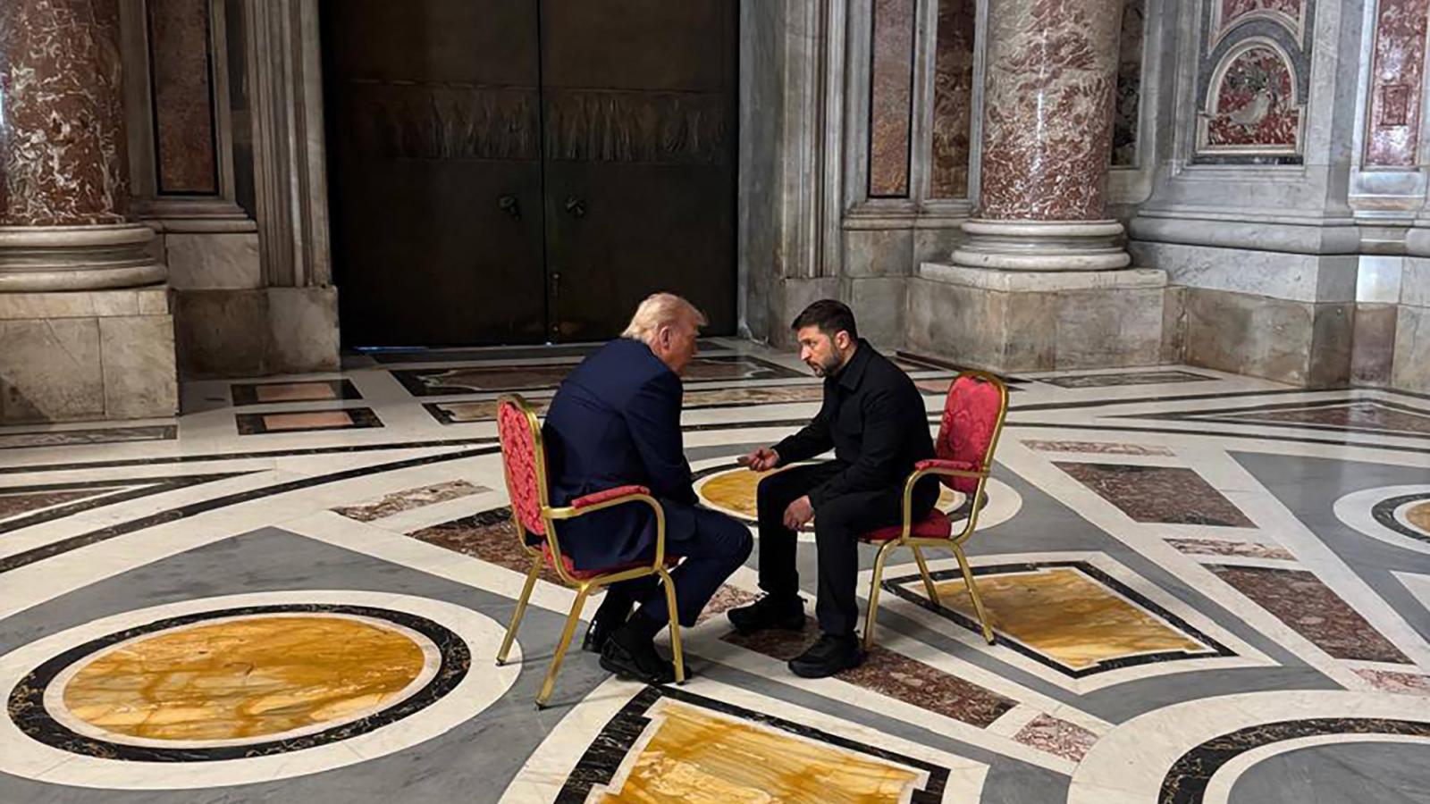 Donald Trump és Volodimir Zelenszkij négyszemközti tárgyalása a vatikáni Szent Péter-bazilikában