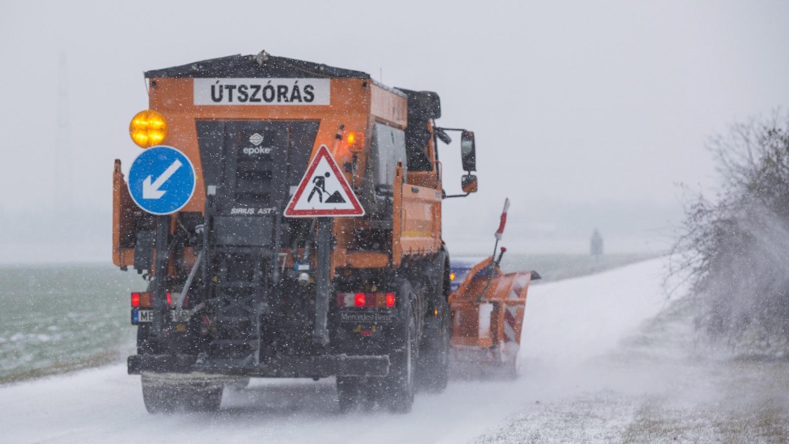 Hókotró a behavazott úton Orosháza közelében 2014. december 28-án. MTI Fotó: Rosta Tibor