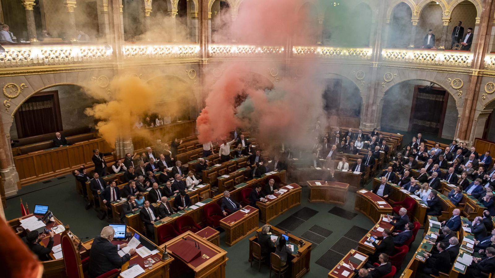 Elfüstölt milliók. Erős ellenzéki jelzés, kemény házelnöki retorzió
