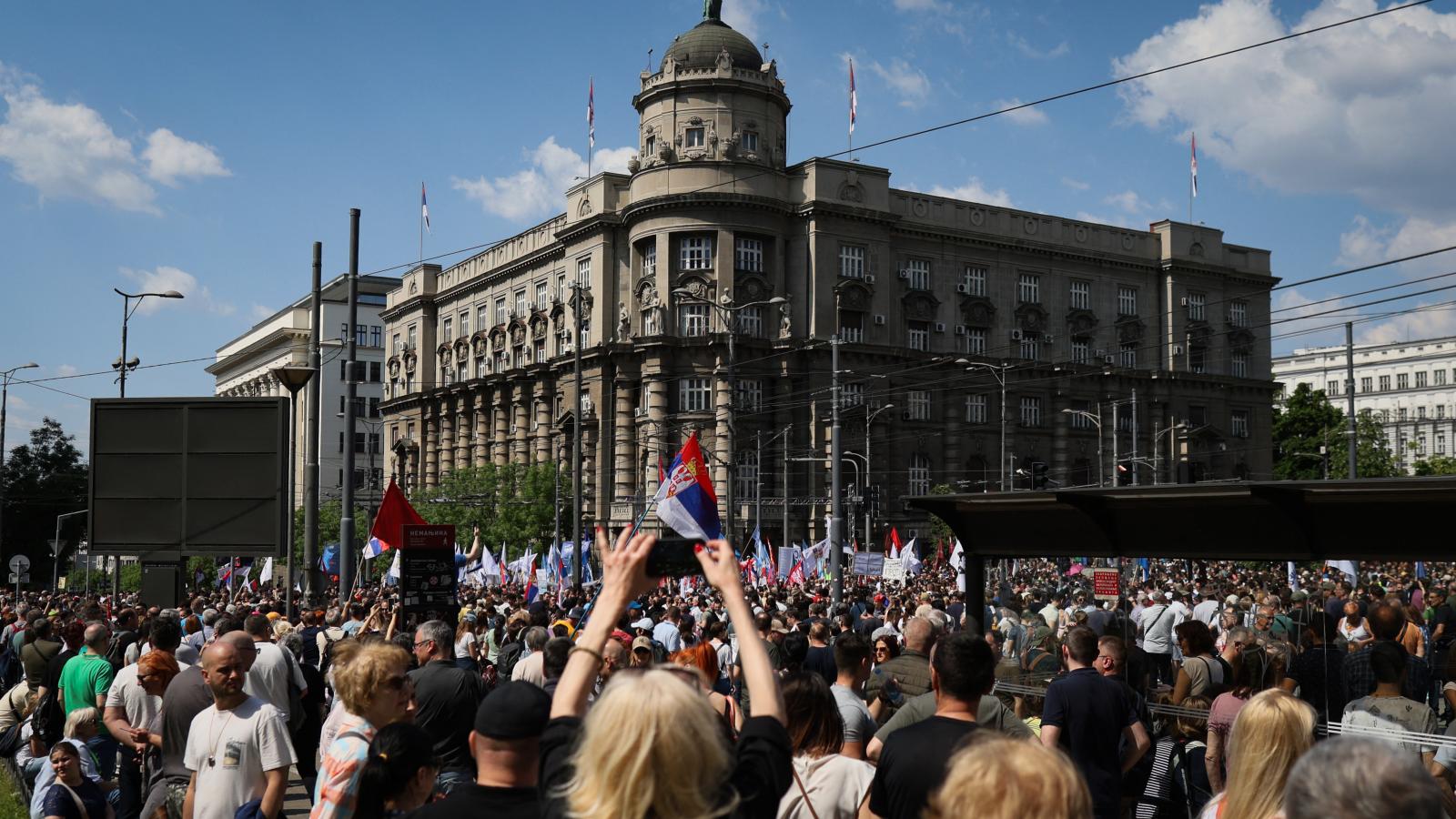 Tüntetők Belgrádban a szerb kormány épületénél 2025. május 1-jén