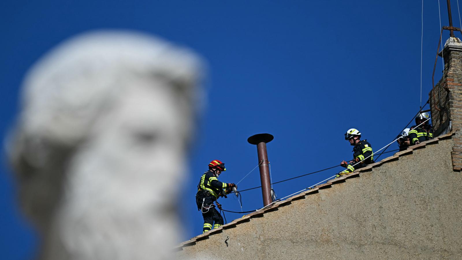 Felhelyezték a pápaválasztási fordulók eredményét tudtul adó kéménycsövet a Sixtus-kápolna tetejére.
