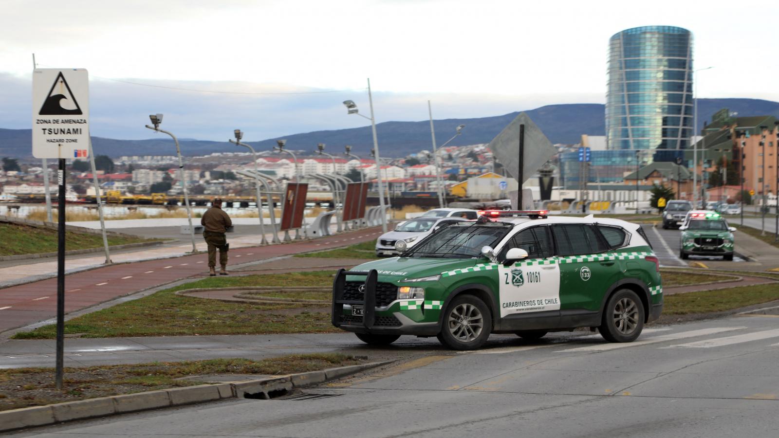 Rendőrök a Chile délkeleti részén fekvő Punta Arenasban, miután 7,4-es erősségű földrengés rázta meg a Drake-szorost Dél-Amerika és az Antarktisz között 2025. május 2-án