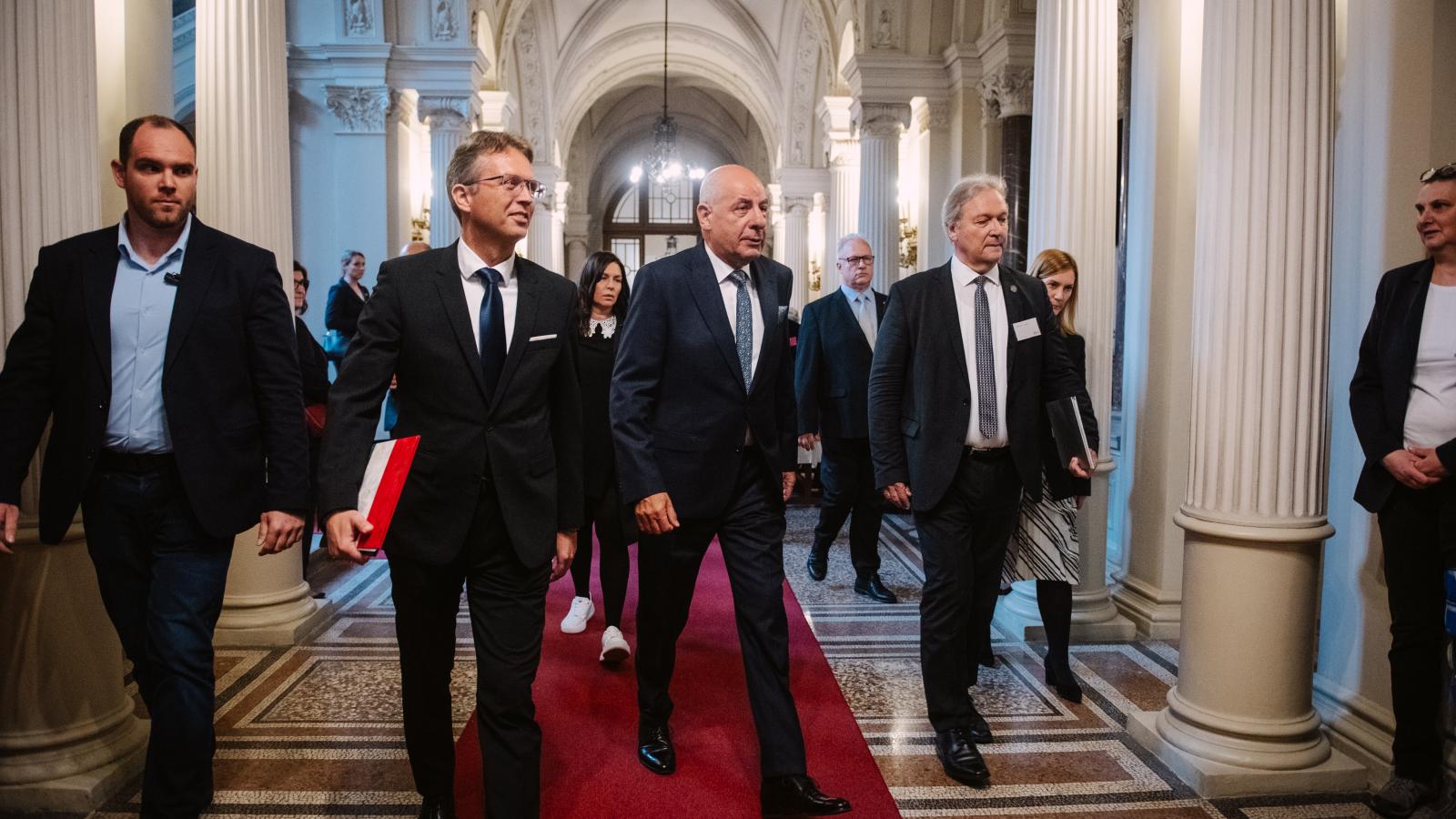 Sulyok Tamás államfő Hankó Balázs kulturális államtitkár és Freund Tamás akadémiai elnök között az MTA jubileumi közgyűlésén 2025. május 5-én 