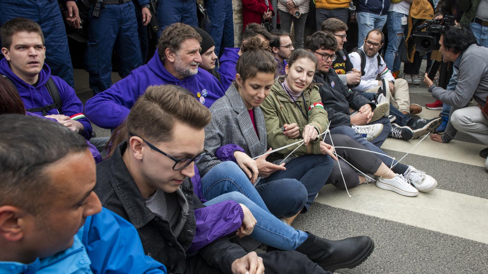 Momentumosok akciója a Parlamentnél. Középen Orosz Anna
