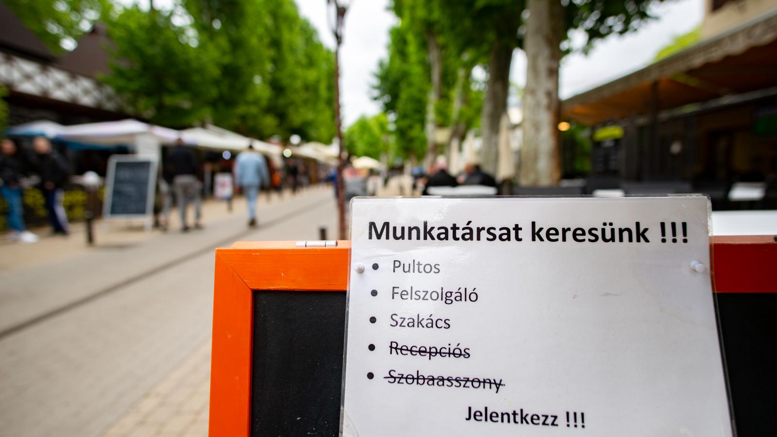 Egy jó szakács vagy felszolgáló akár egymillió forintot is megkereshet havonta nyáron a Balatonnál