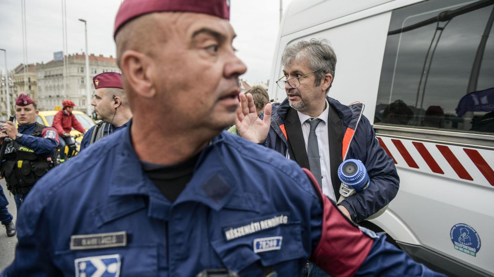Hadházy Ákos tüntet a gyülekezési jog korlátozása ellen Budapesten, május 6-án