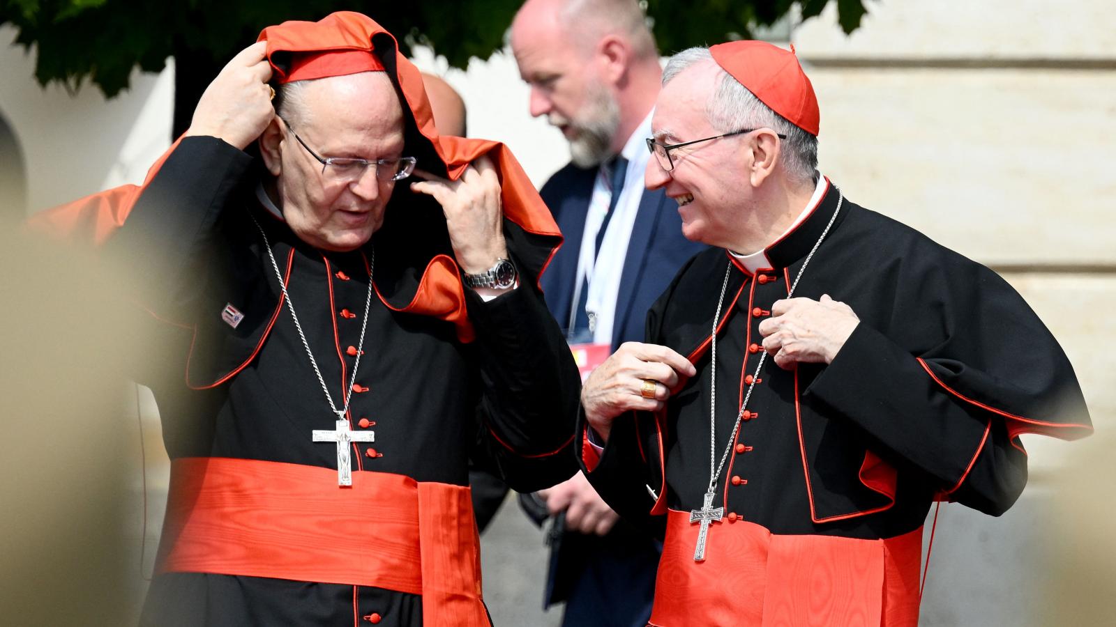 Erdő Péter és Pietro Parolin 2023. április 28-án Budapesten a Sándor-palotában Ferenc pápa magyarországi látogatása alatt