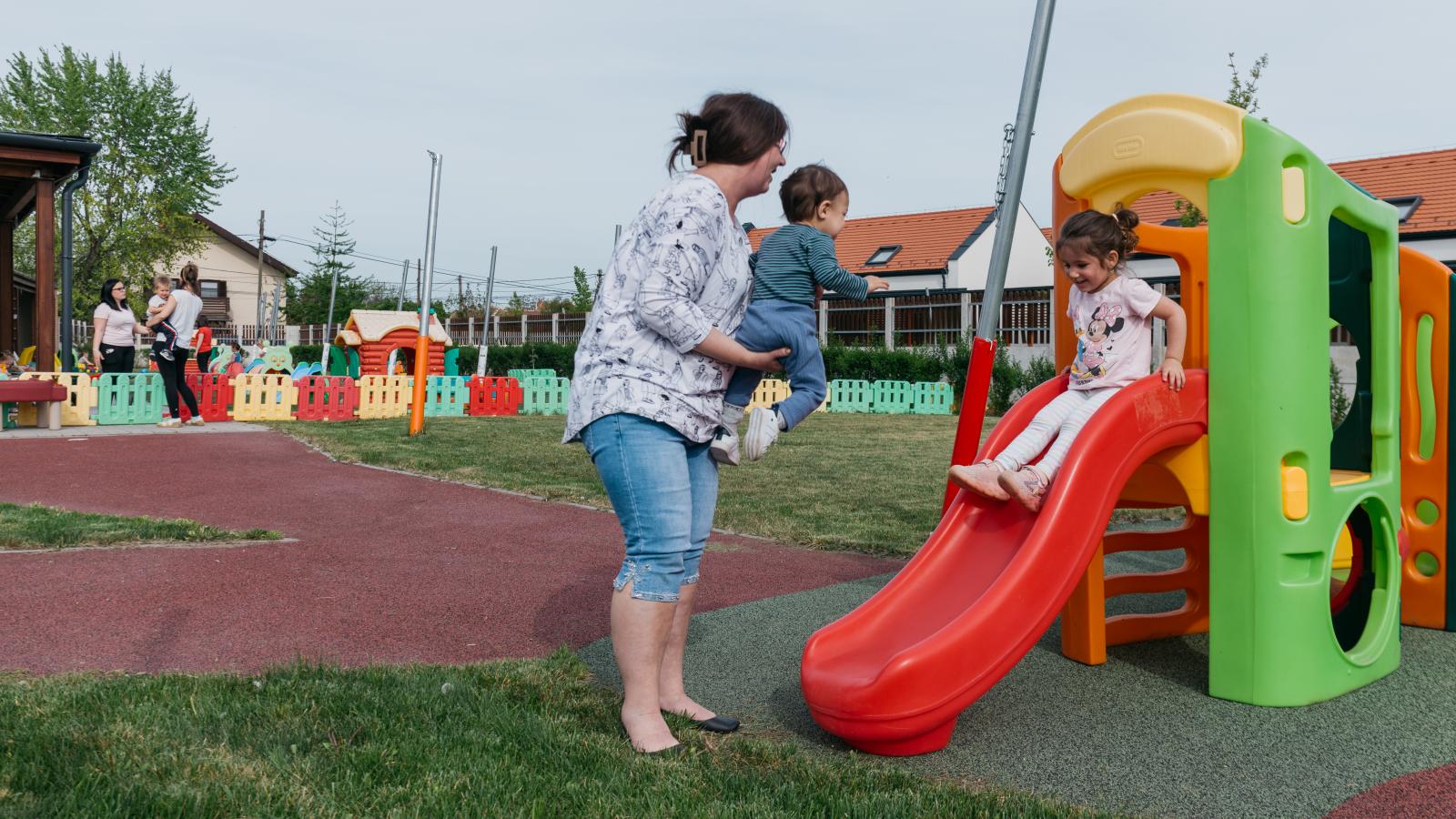 Az örökbe fogadó terápiás szülő, aki segíti a traumatizált gyermek gyógyulását