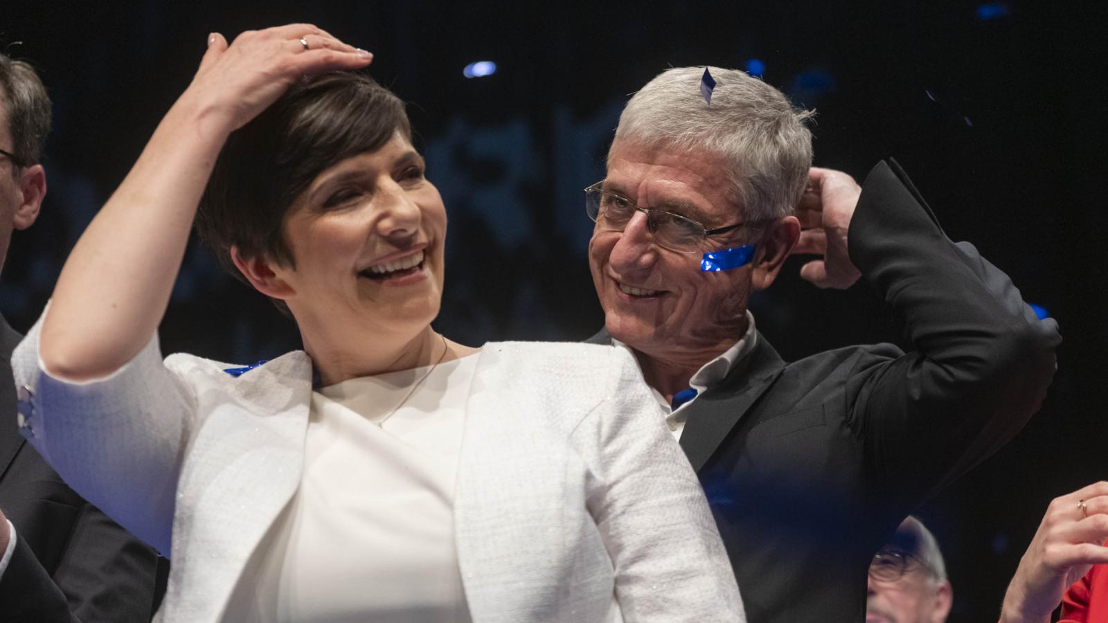 Konfettieső a Demokratikus Koalíció XIV. kongresszusán. 2024. április 14.