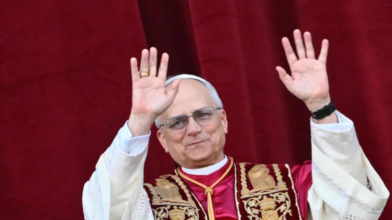 Robert Francis Prevost, vagyis XIV. Leó pápa a Szent Péter-bazilika erkélyén