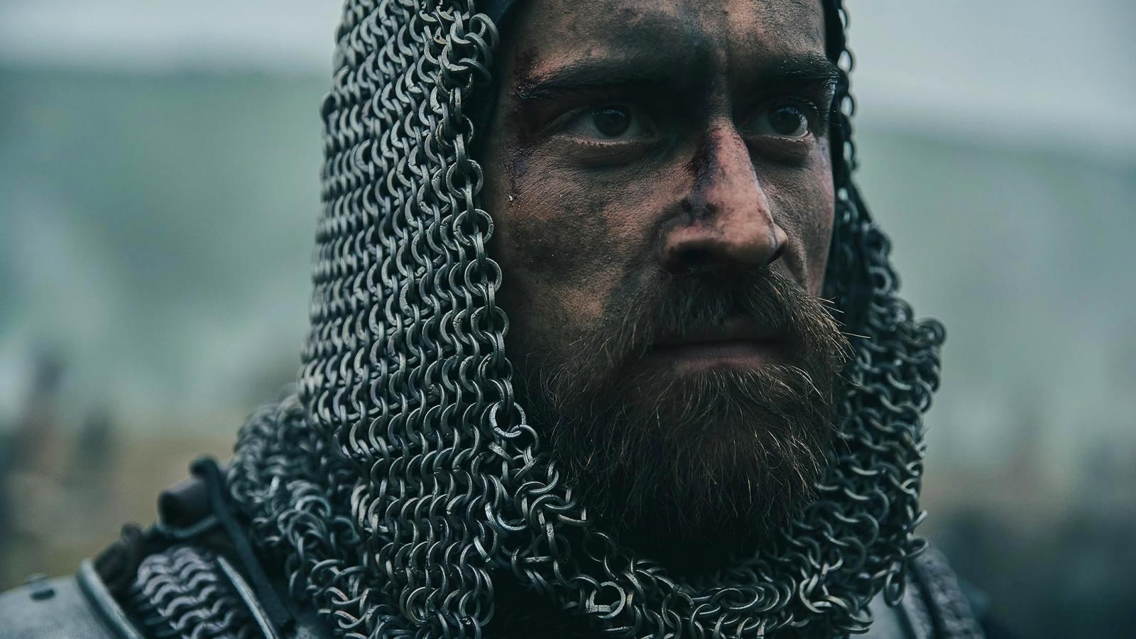 A Hunyadi-sorozatban a karaktereket sem érdemes túlbonyolítani. Nem kell megfejteni, ki volt Hunyadi János. Ő ebben a kompozícióban egyszerűen szuperhős. Egy vonzó vadember (Kádár L. Gellért)